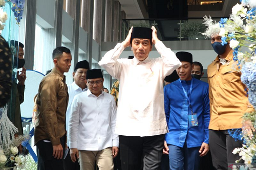 presiden_jokowi_ngaku_pusing_2_minggu_urus_sepak_bola