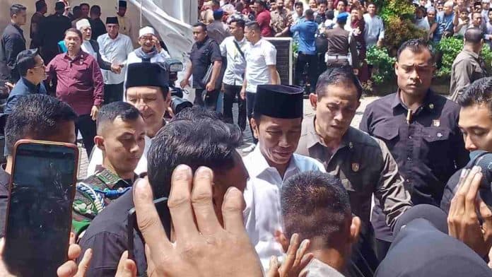presiden_jokowi_salat_jumat_di_masjid_al_musannif_ustaz_adi_hidayat_jadi_khatib