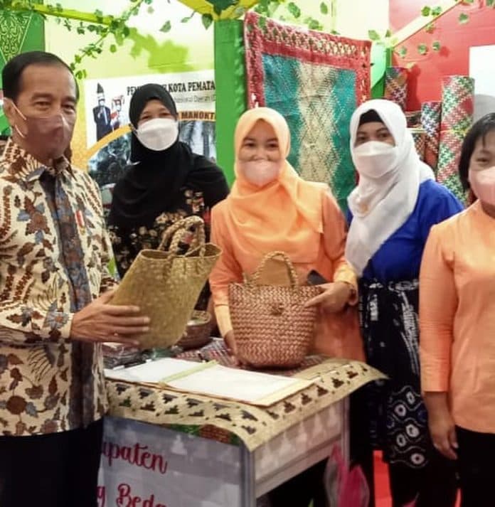 presiden_jokowi_sambangi_stand_dekranasda_sergai