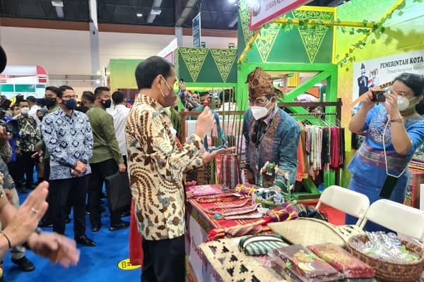 presiden_jokowi_sambangi_stand_pemko_siantar_di_pameran_inacraft_2022