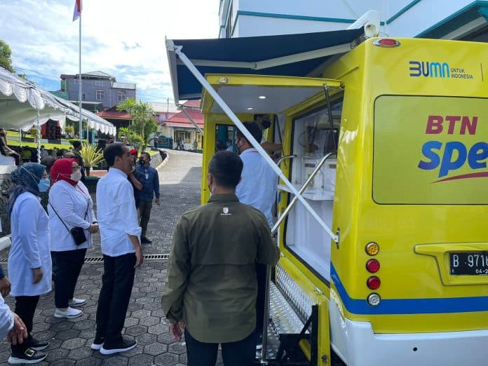 presiden_jokowi_tinjau_layanan_btn_dalam_penyaluran_bsu