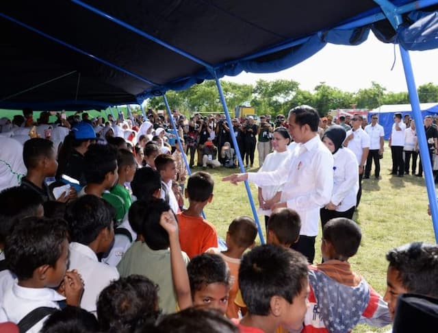 presiden_jokowi_tinjau_posko_pengungsi_pascagempa_di_ambon