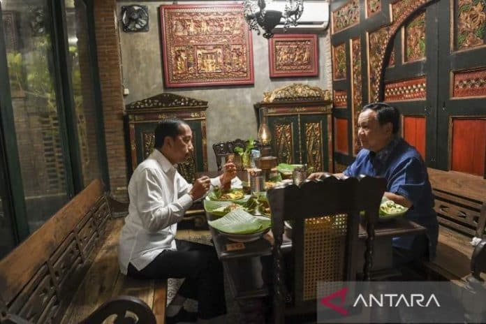 presiden_prabowo_santap_malam_dengan_jokowi_di_angkringan_solo