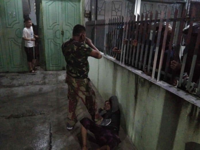 pria_berbaju_loreng_selamatkan_nyawa_pencuri_dari_amukan_massa