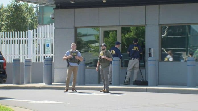 pria_bersenjata_coba_terobos_gedung_fbi_baku_tembak_pecah