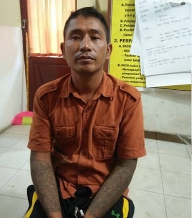 pria_bertato_ini_sembunyi_di_balik_pintu_saat_hendak_ditangkap