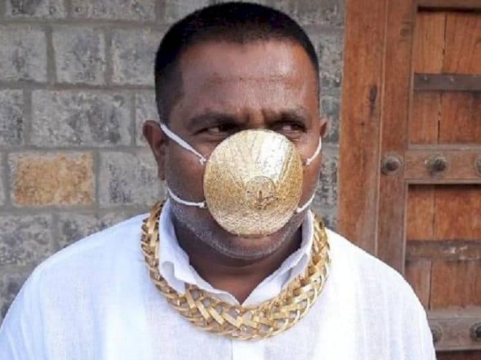 pria_india_ini_pakai_masker_berlapis_emas_ternyata_ini_alasannya