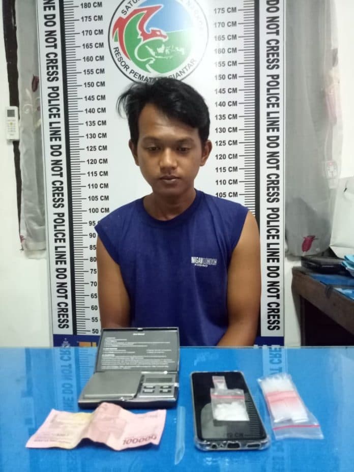 pria_ini_ditangkap_saat_menimbang_sabu