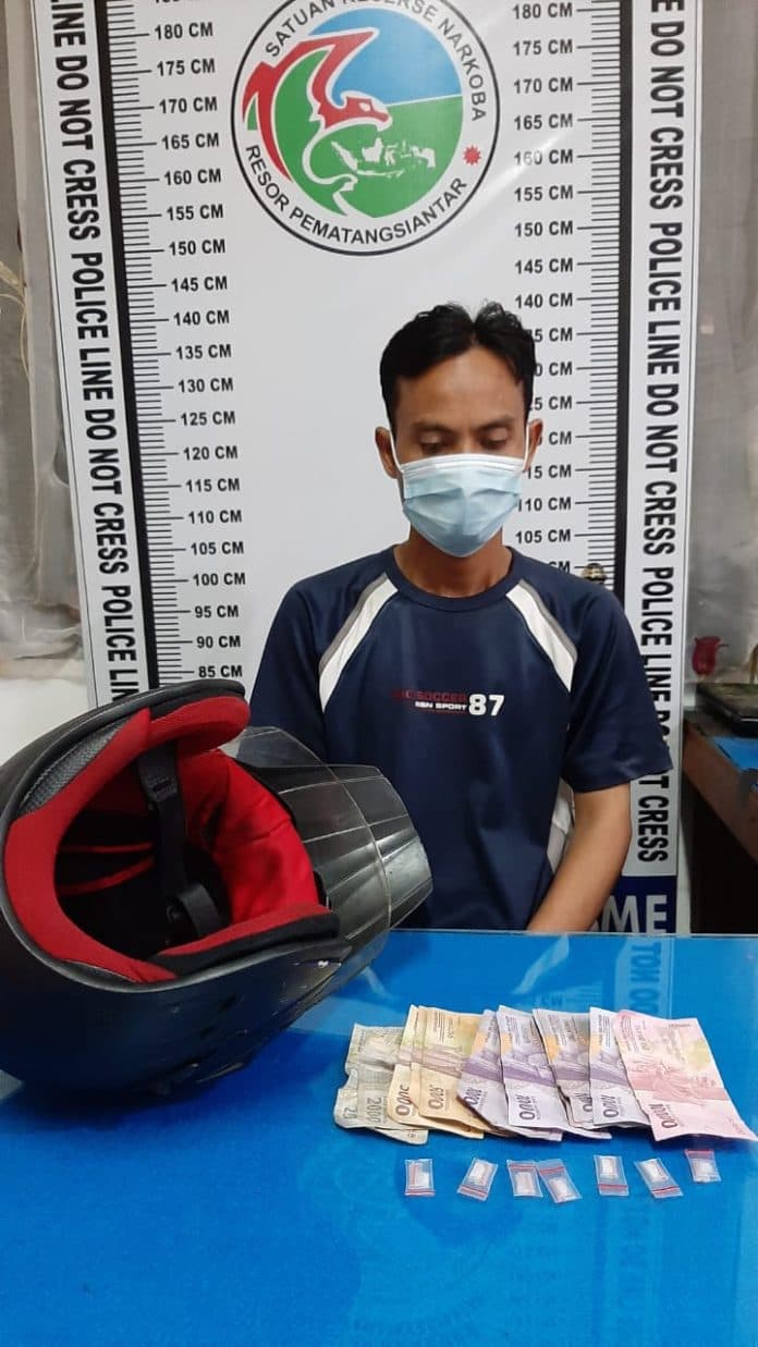 pria_ini_simpan_sabu_dalam_helm