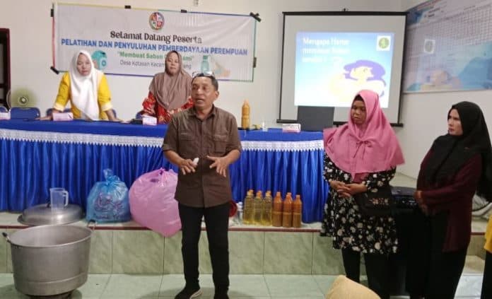 pria_lulusan_sma_di_medan_ubah_daun_jelatang_jadi_sabun_cair_anti_gatal