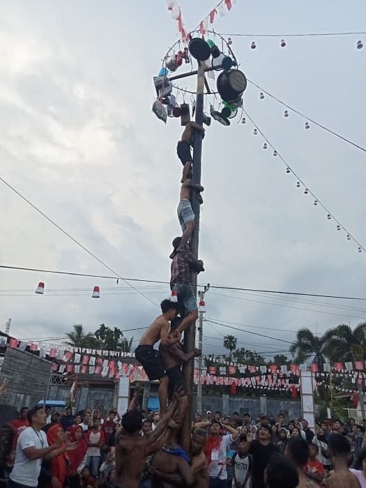 pria_meninggal_setelah_ikut_lomba_panjat_pinang_di_brebes
