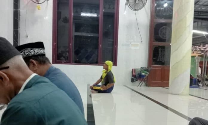 pria_odgj_ikut_sholat_berjemaah_di_mesjid_al_ikhlas_lubuk_pakam
