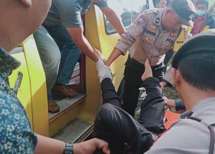 pria_paruh_baya_ditemukan_meninggal_di_dalam_mobil_angkot_di_dairi