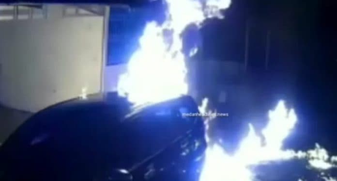 pria_tak_dikenal_bakar_mobil_milik_warga_di_perumahan_deli_garden_ii_deli_serdang
