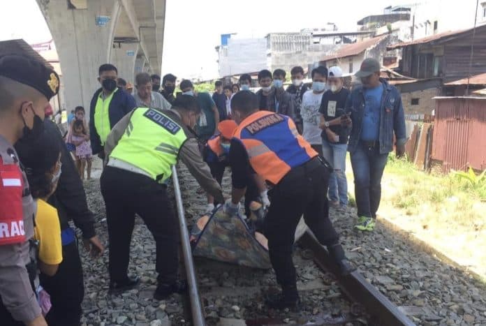 pria_tanpa_identitas_tewas_terlindas_kereta_api