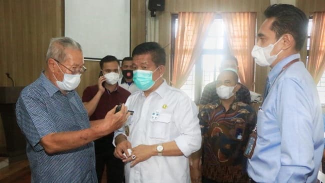 prihatin_melihat_jalan_rusak_di_simalungun_radiapoh_ajak_bumn_dan_pengusaha_marharoan_bolon