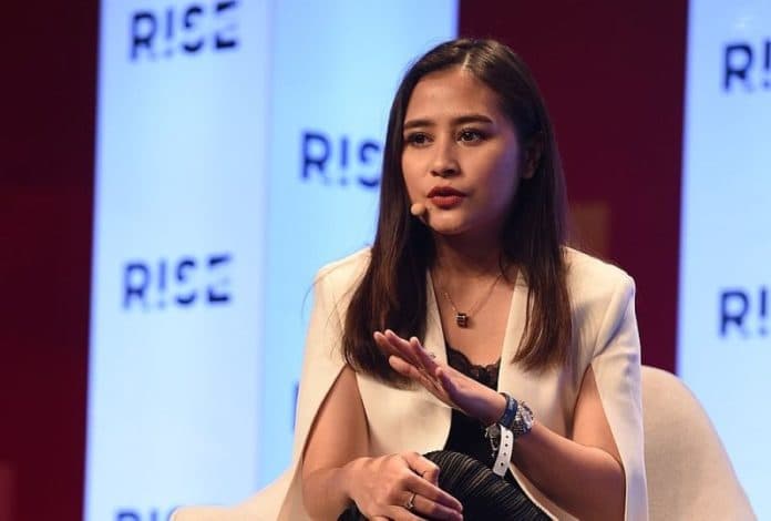 prilly_latuconsina_pilih_busana_warna_nude_untuk_rayakan_idul_fitri_2024