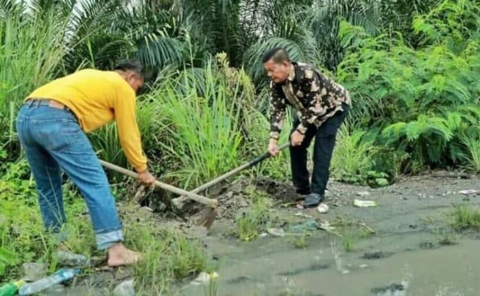 pro_kontra_netizen_bupati_simalungun_pegang_cangkul_buka_saluran_pembuangan_jalan_digenangi_air
