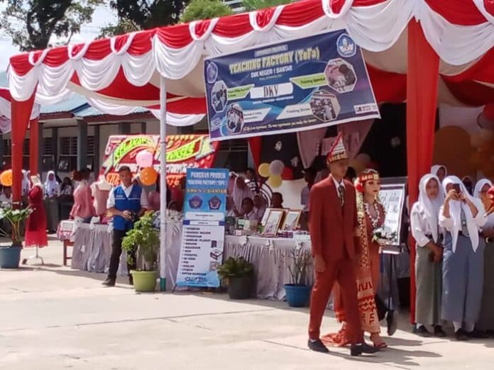produk_unggulan_smkn_1_siantar_dipamerkan_di_teaching_factory