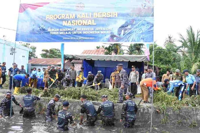 program_kali_bersih_digagas_tni_al_lanal_tba_dukung_pemkot_jaga_kebersihan_aliran_sungai