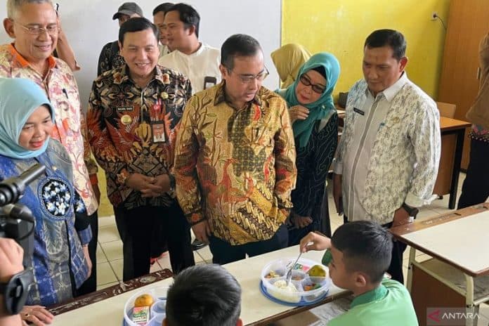 program_makan_bergizi_gratis_dicoba_biaya_rp15_ribu_per_porsi