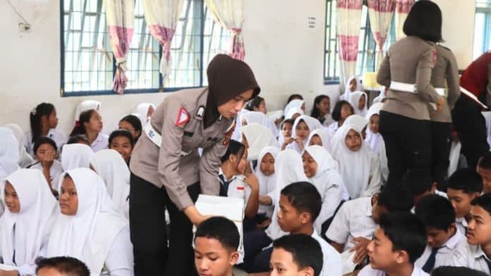 program_makan_siang_gratis_disimulasikan_di_smpn_1_lima_puluh