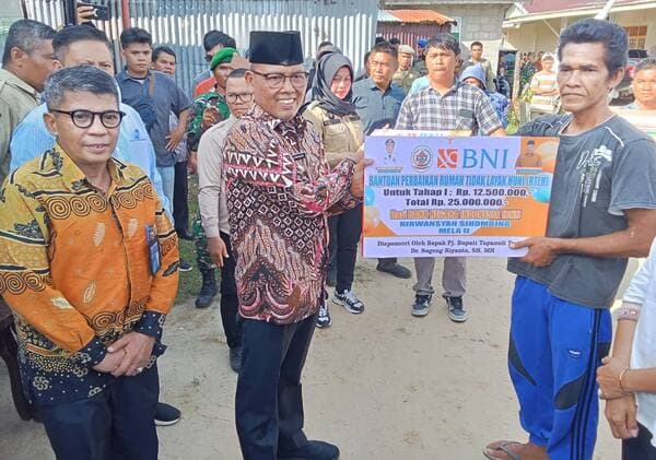 program_tapteng_membara_sugeng_serahkan_bantuan_41_unit_rtlh