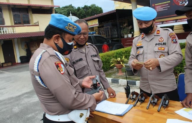propam_polres_siantar_periksa_senpi_anggota_akbp_boy_sutan_27_pucuk_yang_diperiksa
