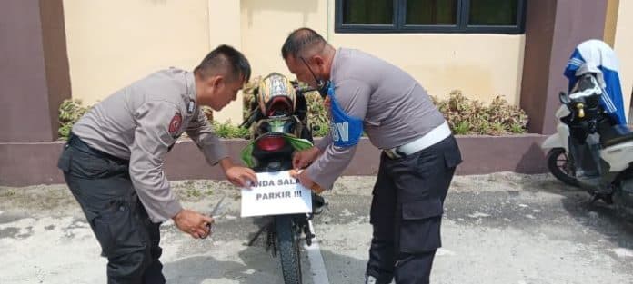 propam_polres_siantar_tertibkan_kendaraan_personel_yang_parkir_sembarangan