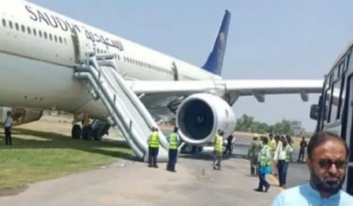 proses_landing_roda_pesawat_saudi_airlines_terbakar