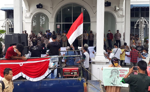 prostitusi_judi_dan_narkoba_marak_kantor_wali_kota_siantar_digeruduk_massa