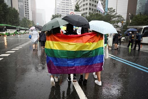 protes_festival_lgbtq_demonstran_bentrok_dengan_polisi