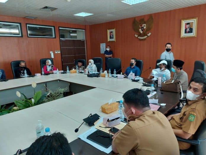 protes_keberadaan_pos_ambai_coffee_warga_ngadu_ke_dprd_medan