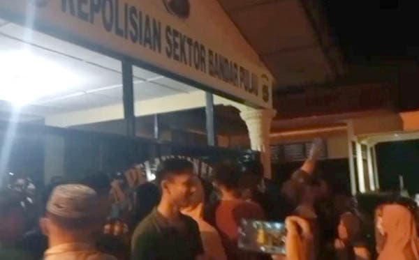 protes_penangkapan_pelaku_judi_warga_bandar_pulau_desak_polisi_tangkap_bandar_narkoba