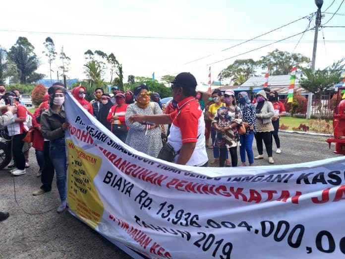 proyek_jembatan_rp13_m_roboh_lsm_lira_demo_pu_dan_kejari_simalungun