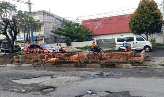 proyek_median_jalan_di_kecamatan_siantar_timur_masih_lanjut_komisi_iii_dprd_panggil_dinas_prkp