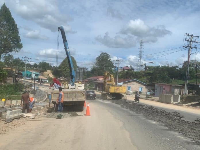 proyek_pelebaran_jalan_nasional_simpang_salak_sitinjo_dairi_masih_belum_selesai