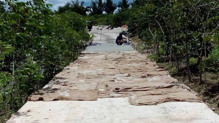 proyek_pembangunan_infrastruktur_jalan_di_taput_diduga_tak_sesuai_rab