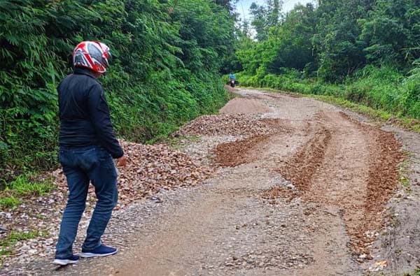 proyek_pengaspalan_jalan_di_desa_kalang_simbara_dairi_diprotes_warga