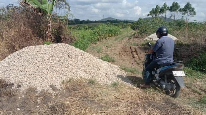 proyek_pengerjaan_rabat_beton_di_desa_hutaraja_taput_disorot