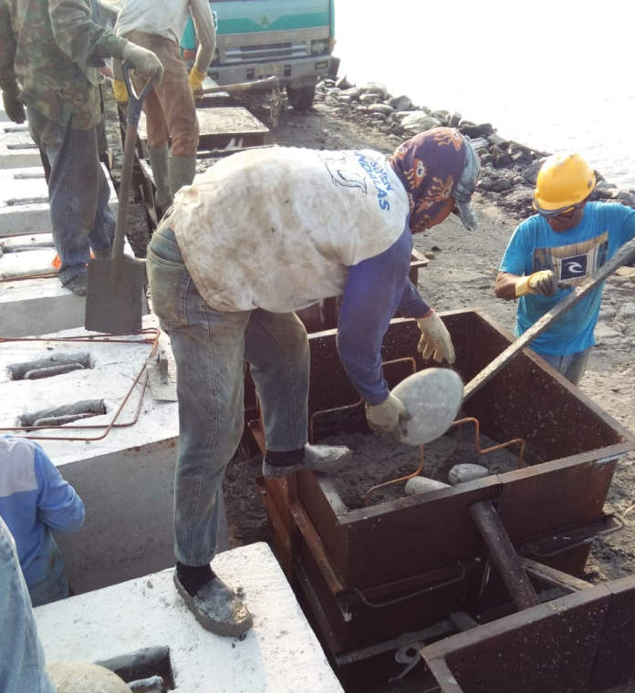 proyek_tembok_penahan_gelombang_air_pasang_bermasalah_pengawas_cv_pk_ngaku_masih_belajar