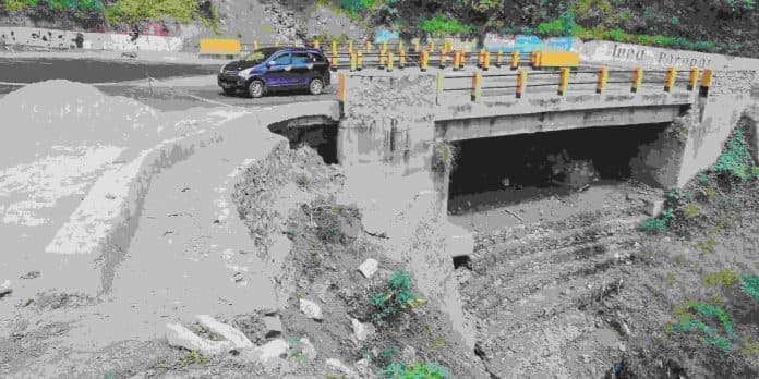 proyek_tembok_penahan_jembatan_kembar_dipertanyakan