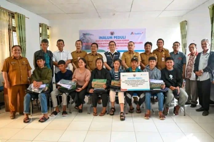 pt_inalum_serahkan_bantuan_pendidikan_ke_korban_longsor_di_baktiraja
