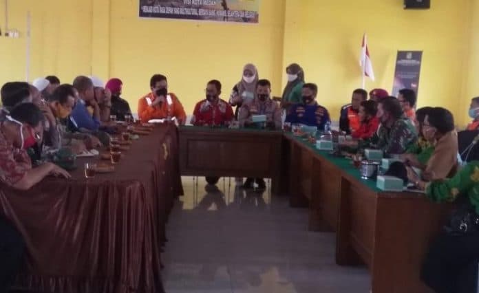 pt_kai_akan_tertibkan_pedagang_pinggiran_rel_belawan