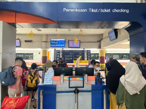 pt_kai_divre_i_sumut_imbau_penumpang_tiba_di_stasiun_satu_jam_sebelum_berangkat