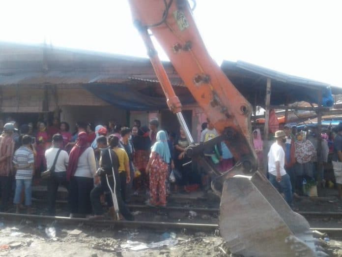 pt_kai_tertibkan_bangunan_di_bantaran_rel_belawan
