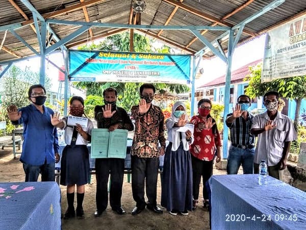 pt_mjtt_bantu_siswa_smp_negeri_1_tanah_jawa_yang_berprestasi