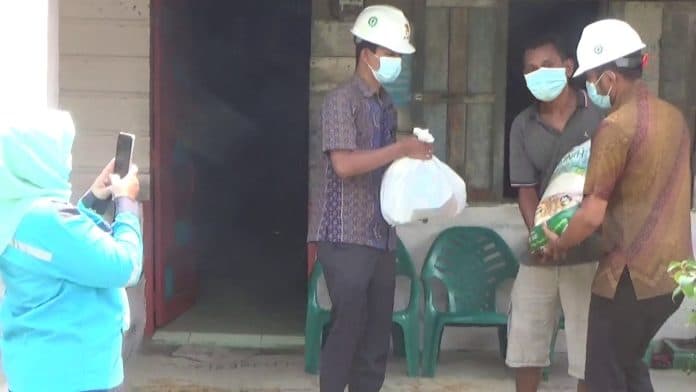 pt_pln_pangkalan_brandan_melalui_ybm_bagikan_16_paket_sembako