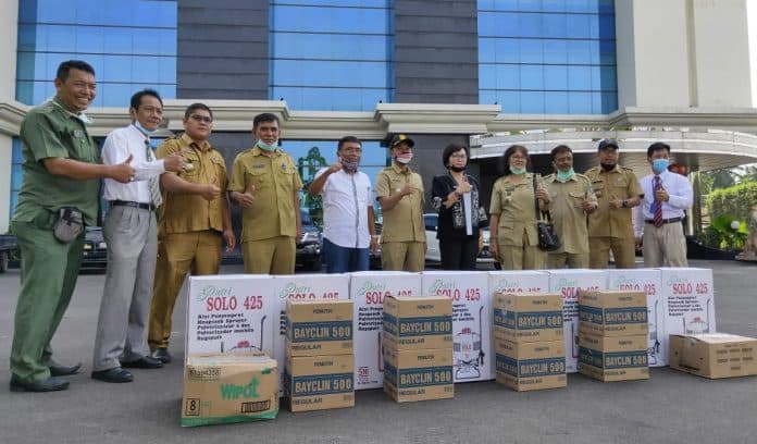 pt_sttc_berikan_bantuan_alat_semprot_dan_desinfektan_pada_warga