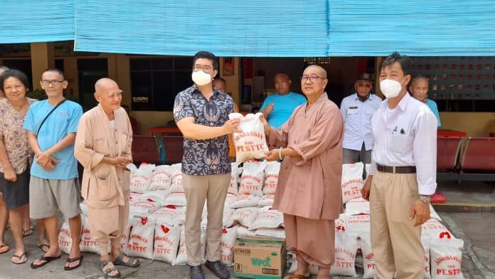 pt_sttc_salurkan_bantuan_beras_ke_vihara_avalokitesvara_di_tebing_tinggi